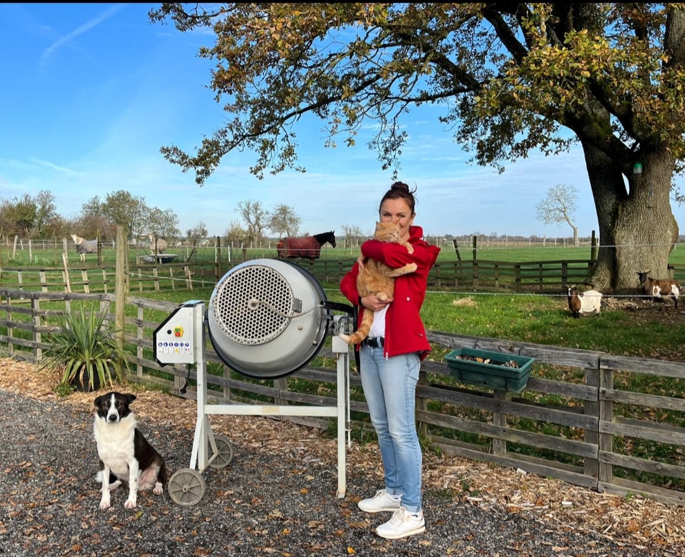 Equi et compagnie garderie et visites animaux promeneuse de chien et lavage textiles cuirs cavalier chevaux et animaux